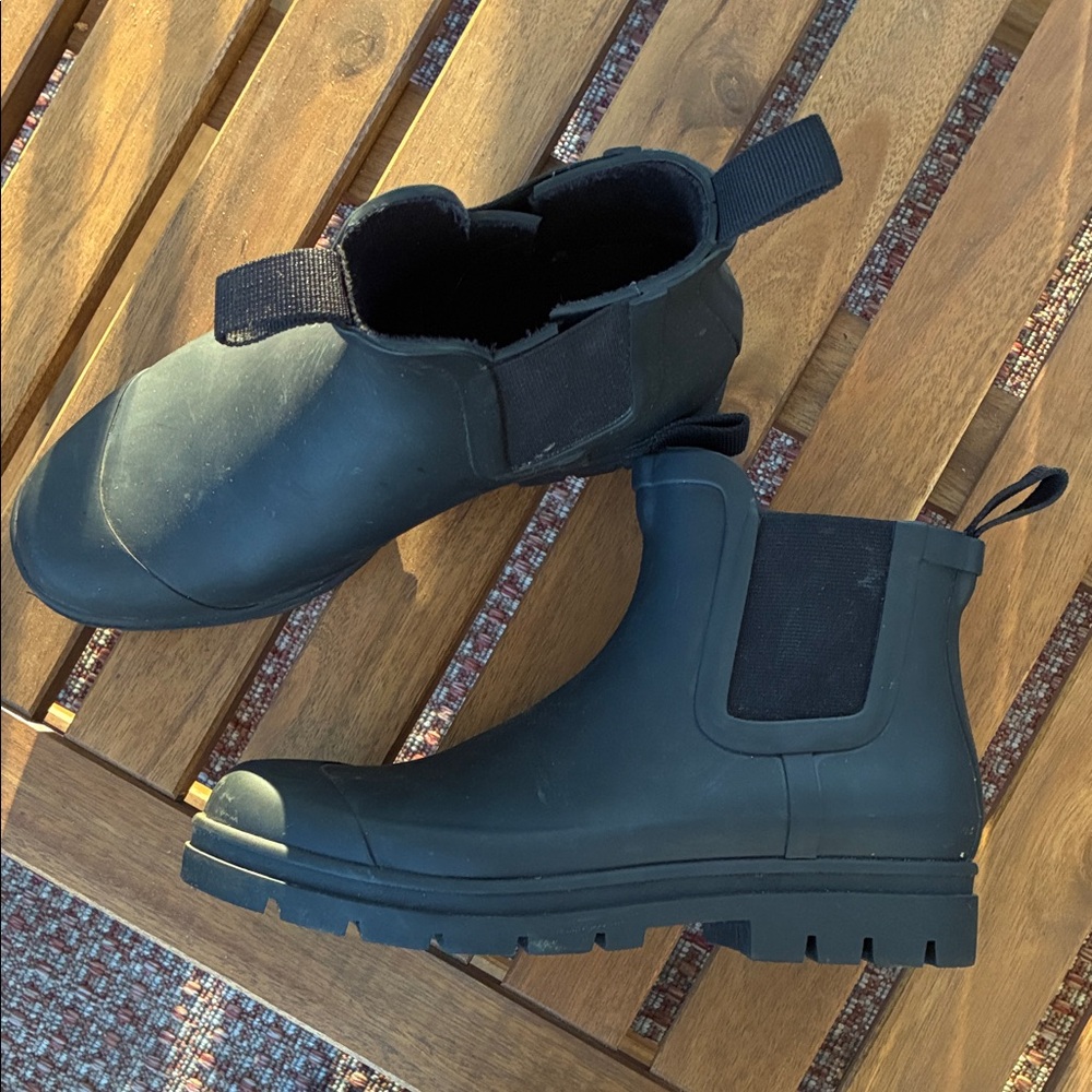 Everlane Women’s Black Rain Boots